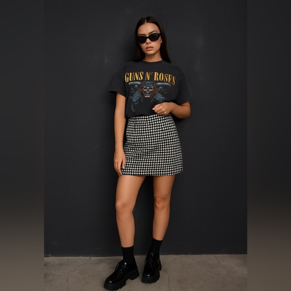 🖤 Black & White Mini Skirt – Textured Geometric/Houndstooth Pattern 🖤 - Picture 3 of 10